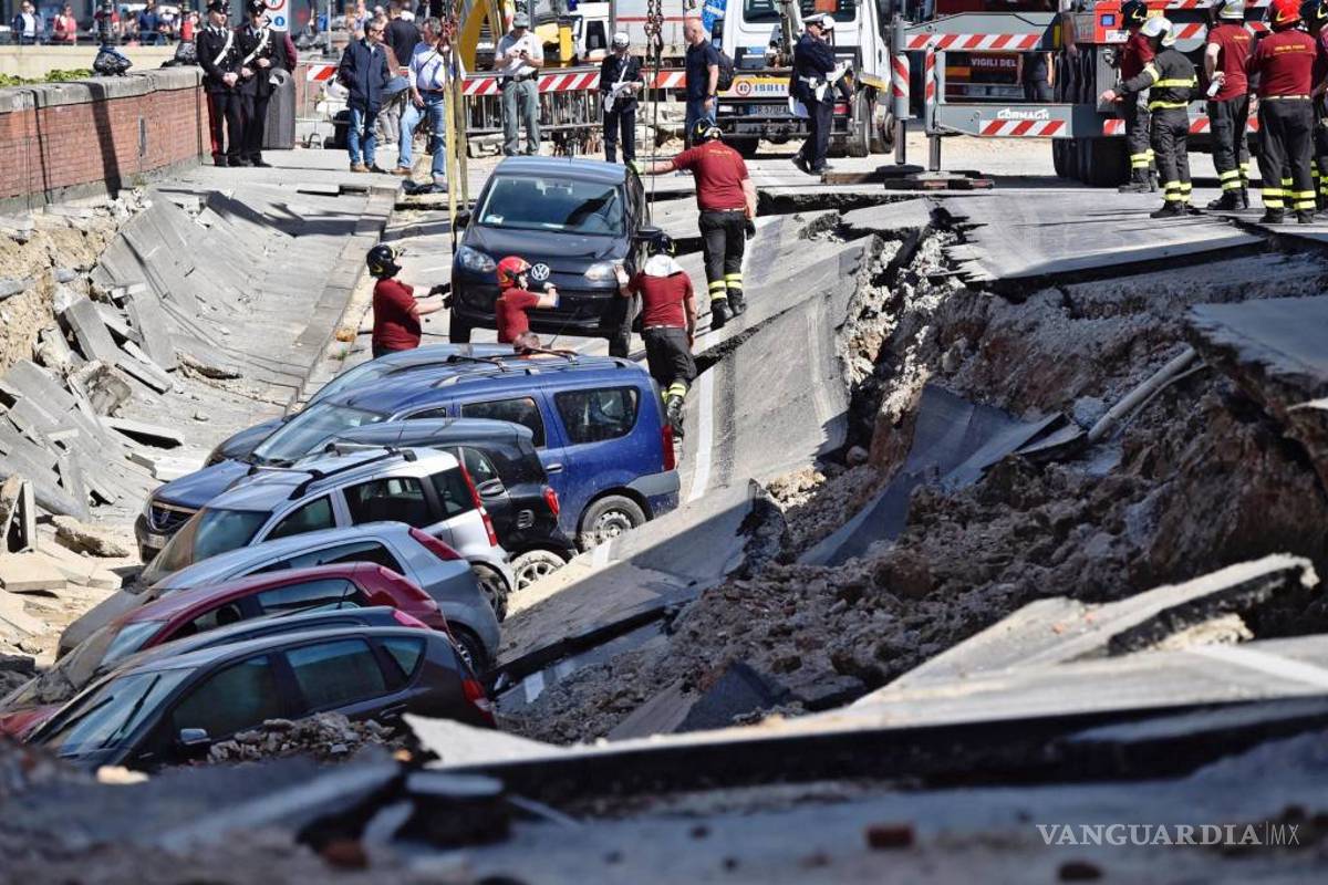 Socavón se engulló hoy a decenas de automóviles en Florencia