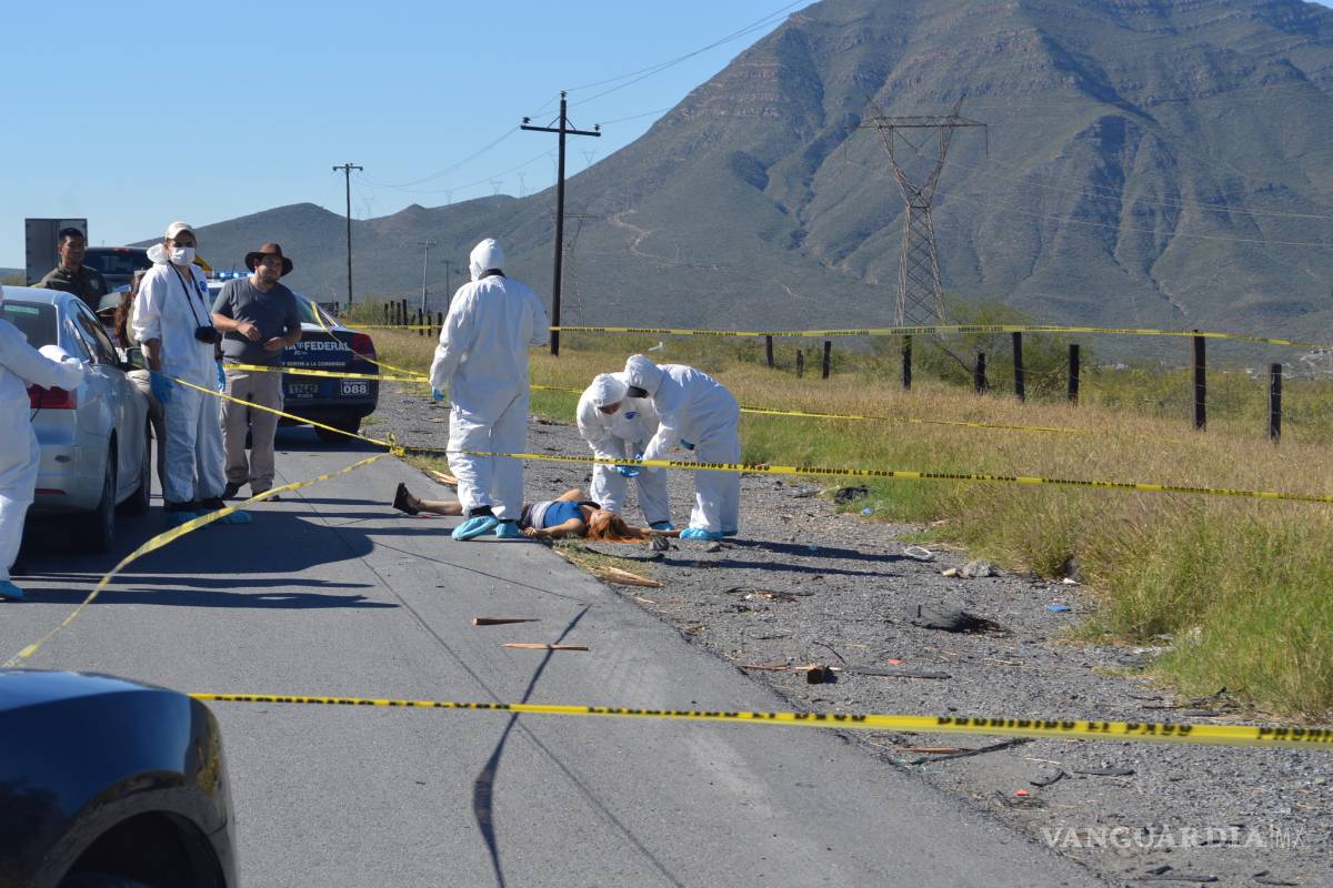 Policías de Nuevo León se llevan a hombres detenidos en Saltillo por asesinato de mesera