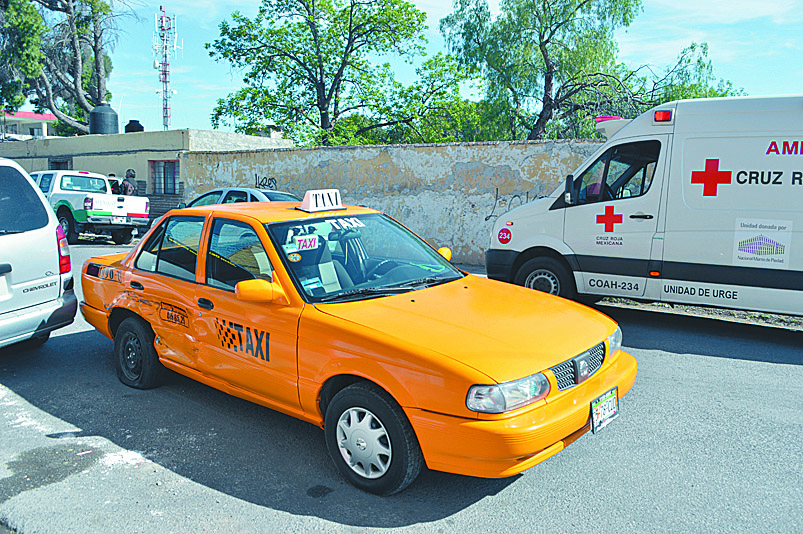 En Saltillo, taxista no hace alto y choca contra auto