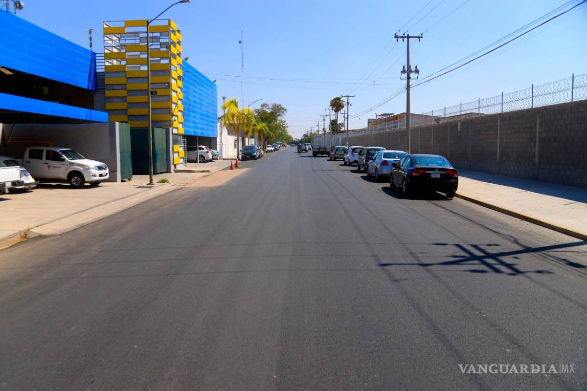Alcalde supervisa pavimentación en la Zona Industrial de Torreón