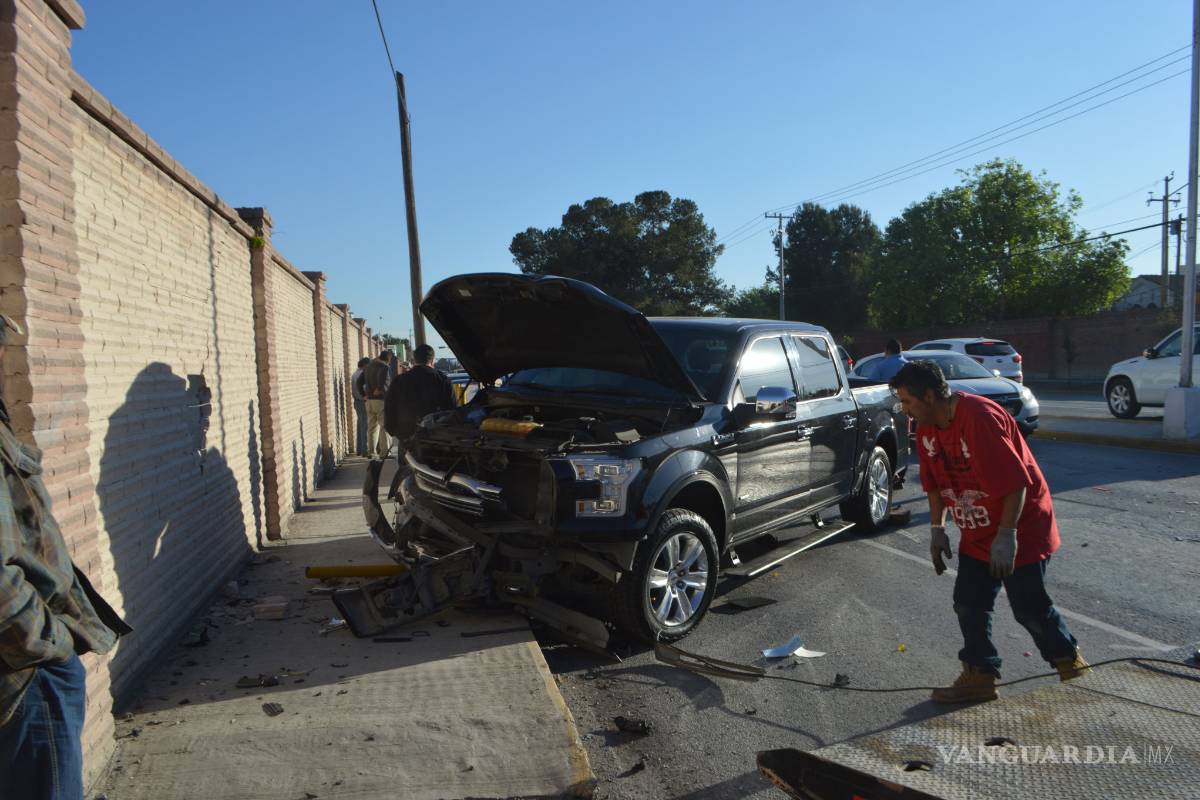 Provoca carambola chofer de tractocamión en Saltillo