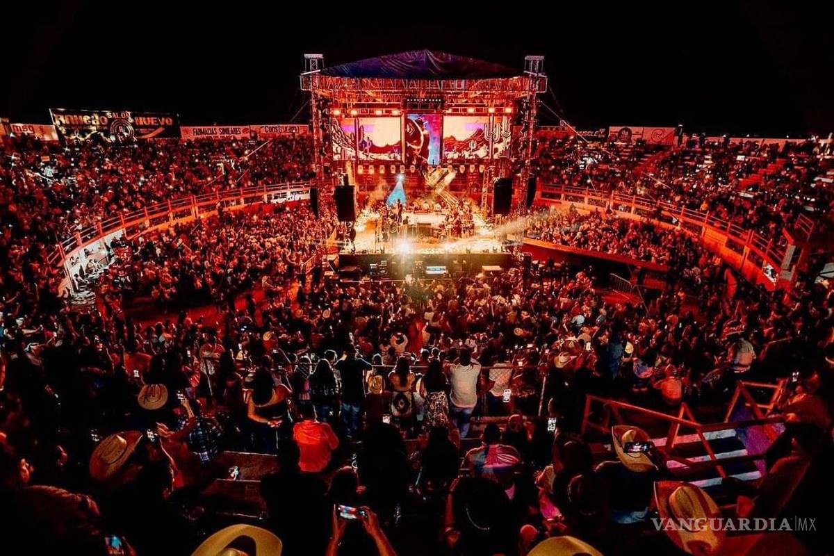 Carín León se presentó en la Monumental Plaza de Toros de San Buenaventura y grabó video junto al ‘Fantasma’
