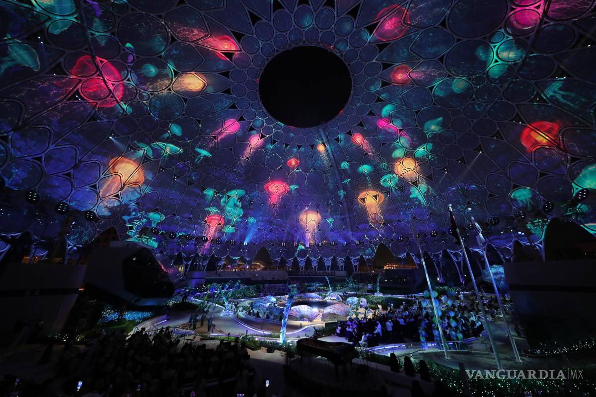 $!Los bailarines se presentan en el centro de espectáculos de Al Wasl Plaza en el sitio de la EXPO durante la ceremonia de apertura oficial de la EXPO 2020, Dubai, Emiratos Árabes Unidos. EFE/EPA/Ali Haider