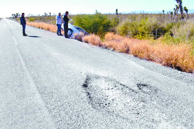 Bache provoca que conductora se salga del camino cuando viajaba rumbo a Parras