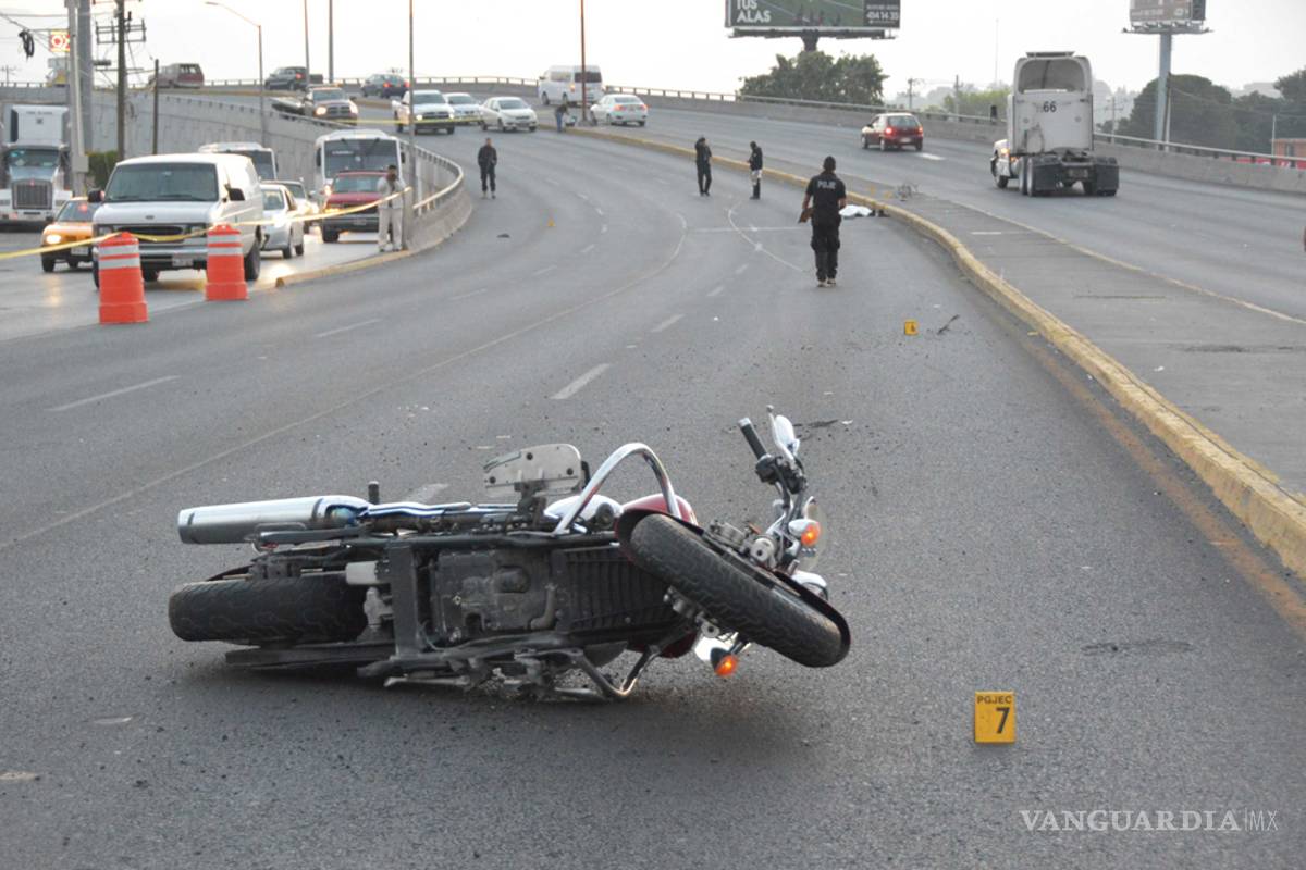 Arrolla a dos motociclistas en Saltillo; luego huye