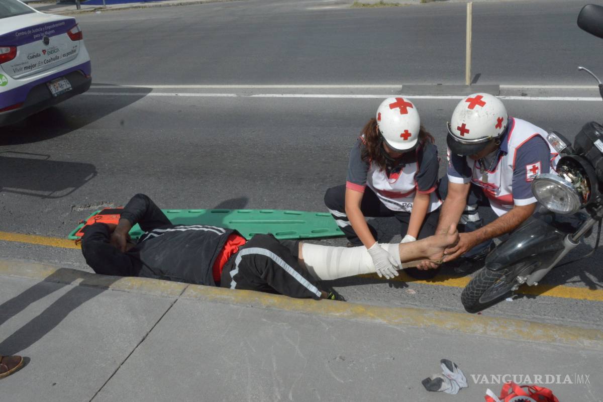 Repartidor cae de moto y se fractura