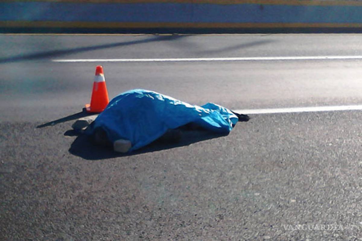 Autobús arrolla y mata a mujer que cae de motocicleta