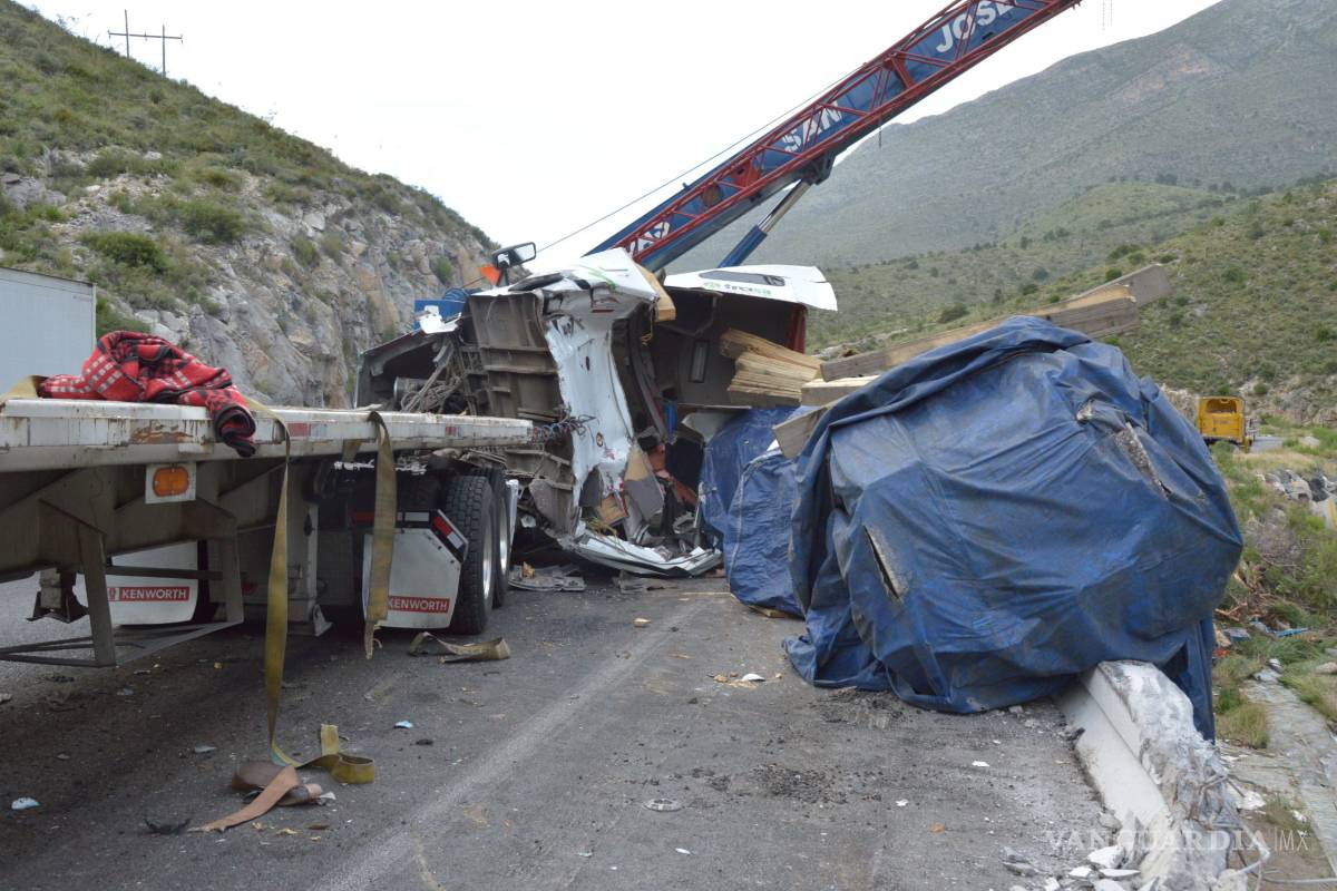 Tráiler impacta grúa que quitaba restos de choque