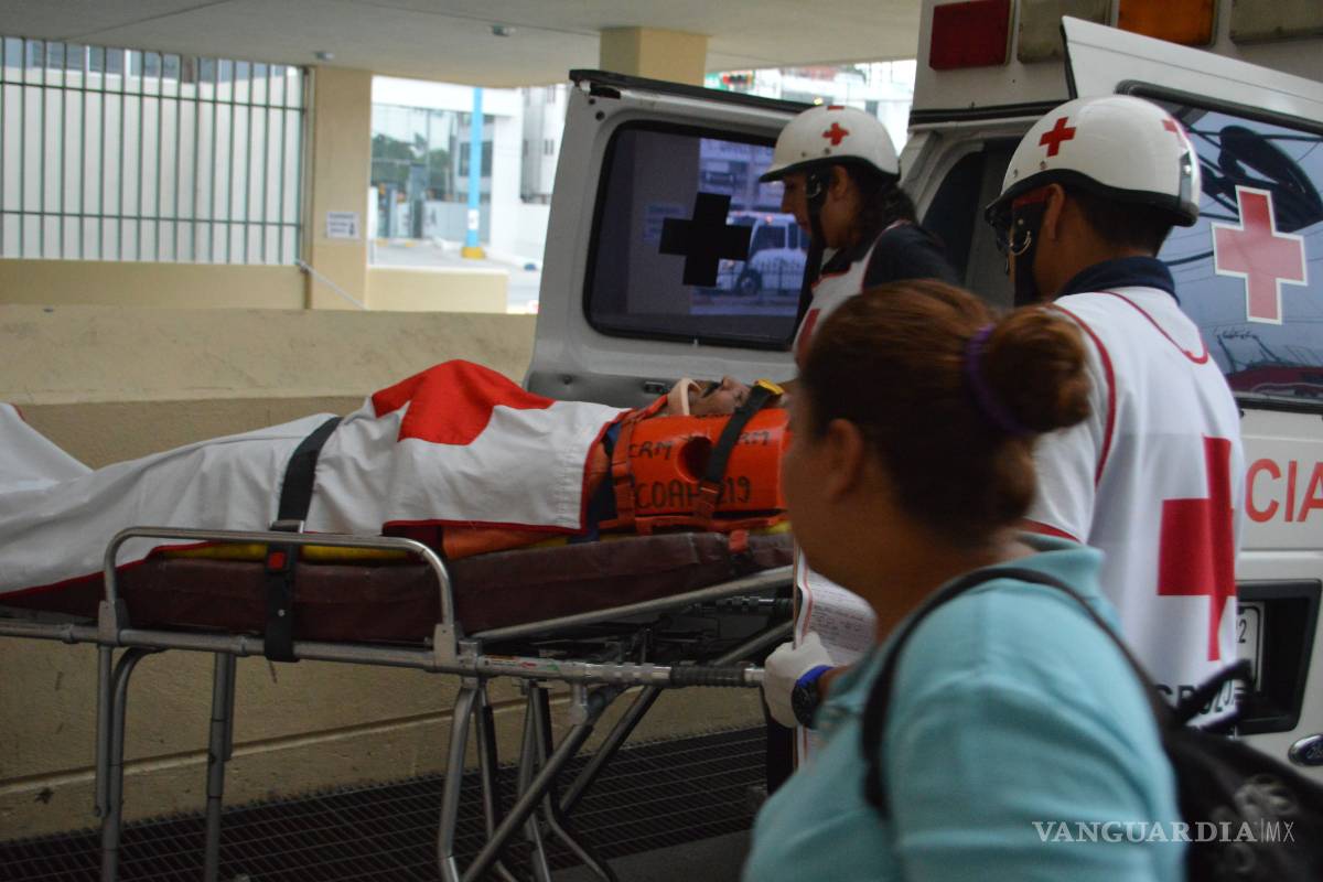 Hombre evita atropellar a perro sale volando