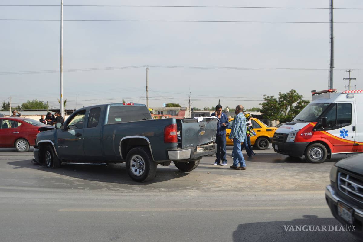 Choca contra dos carros joven inexperto en bulevar de Saltillo