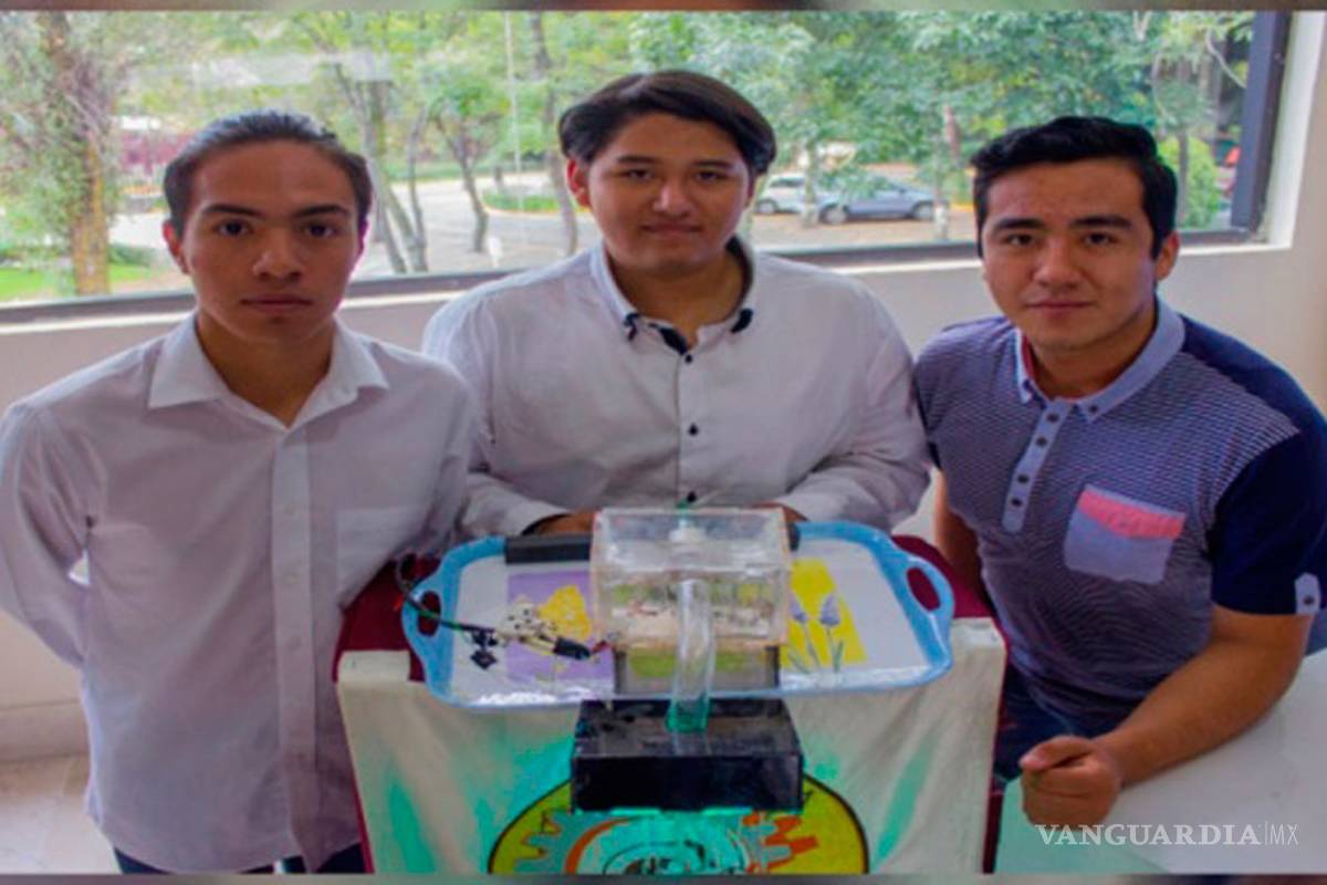 Estudiantes crean regadera para bañarse en menos de 15 minutos