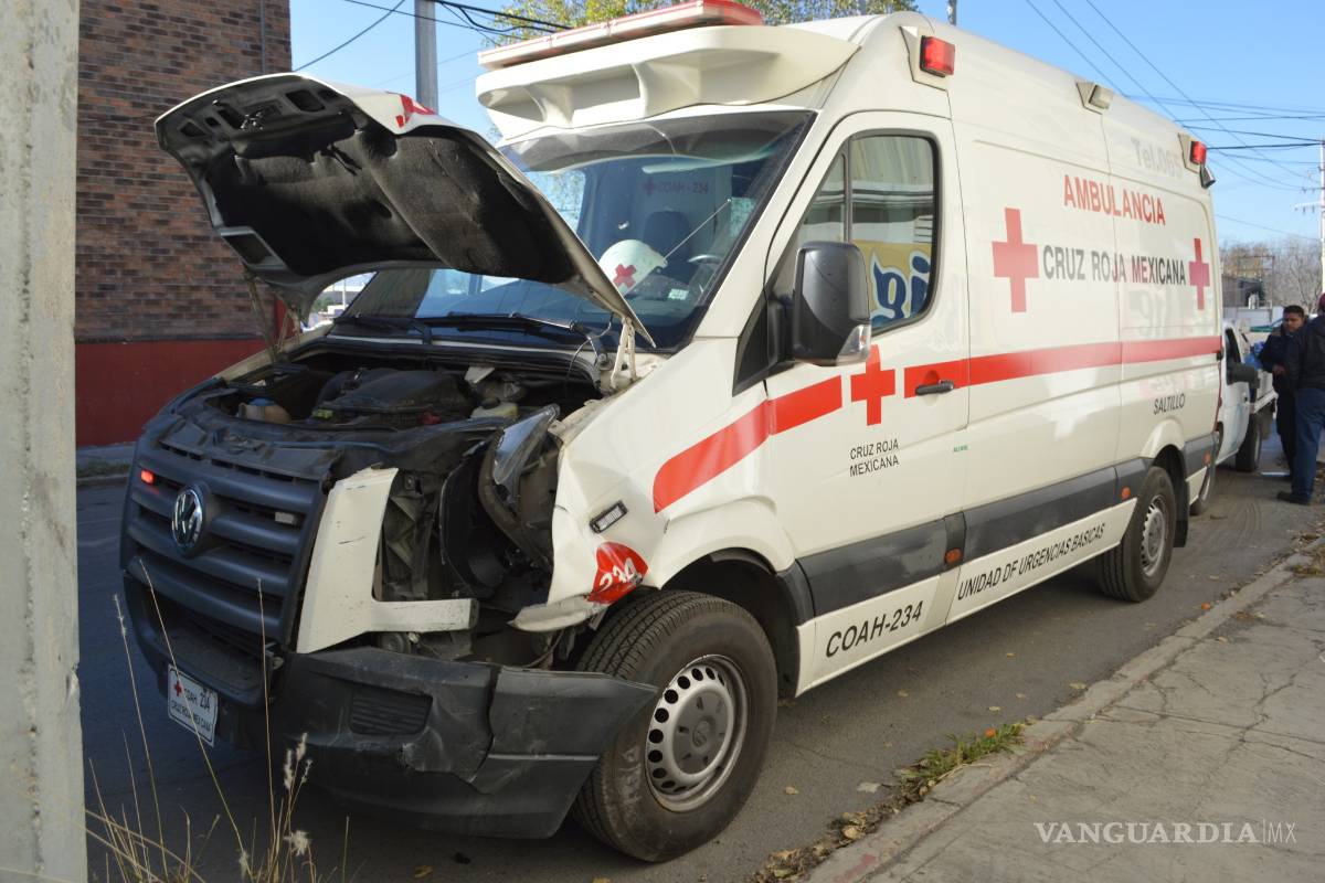 Choca ambulancia cuando acudía a llamado de emergencia en Saltillo
