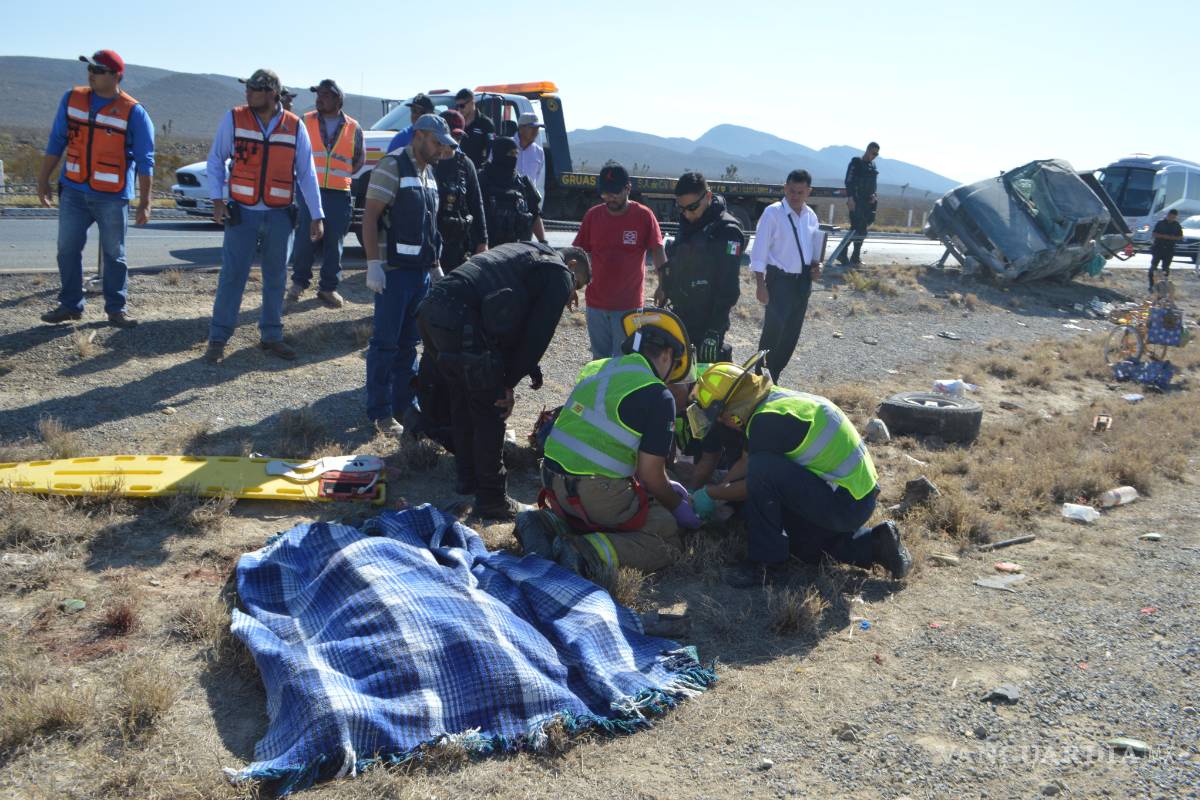 Le falla camioneta, no hace caso y vuelca en carretera a Torreón; muere mujer