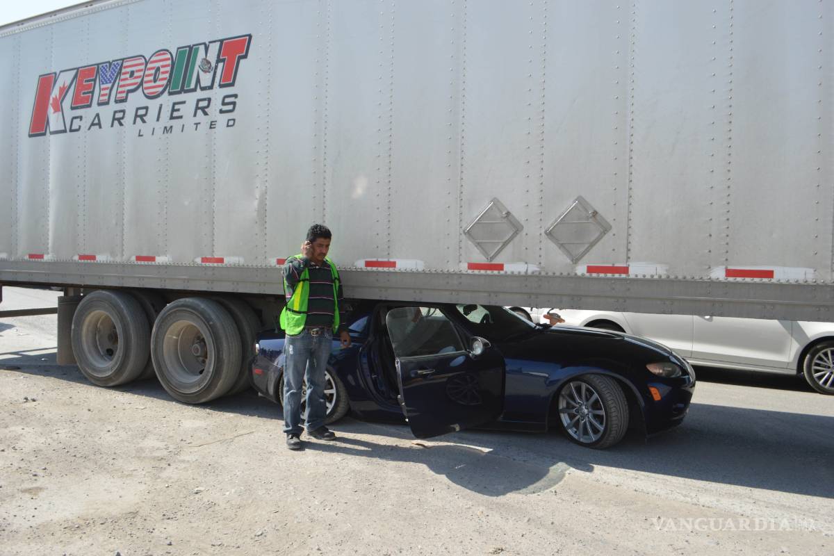Conductor termina debajo de un tráiler en Ramos Arizpe