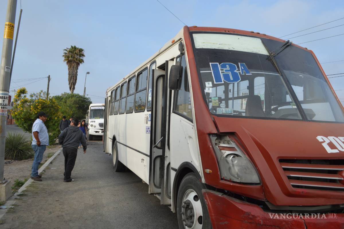 Choca camión que llevaba a estudiantes de la UTC; una joven resulta herida