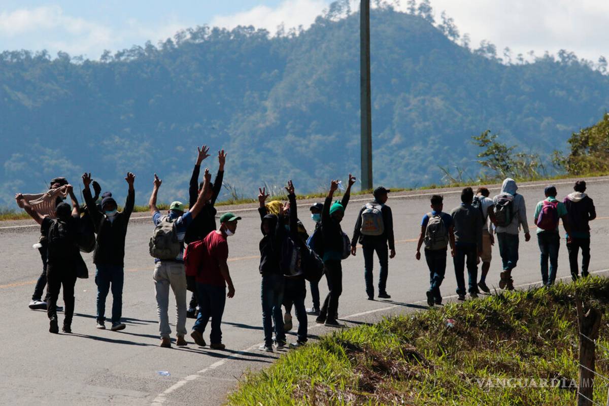 Cientos de hondureños intentan salir del país en caravana rumbo a Estados Unidos tras paso de huracanes
