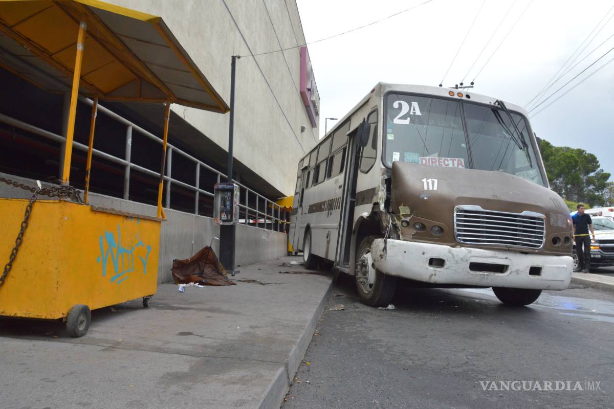 Combi embiste a personas en parabús; 5 heridos, 2 graves