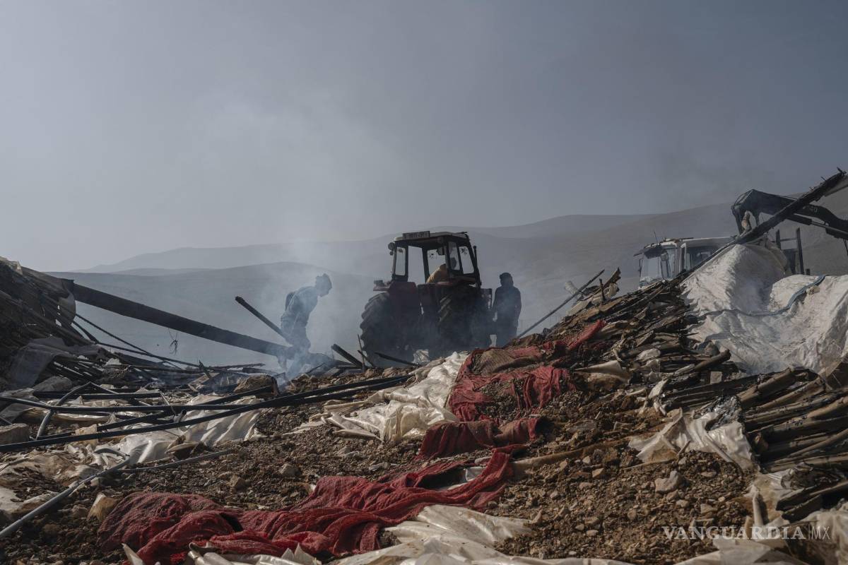 $!Palestinos beduinos quemaron las partes de sus viviendas que no pudieron llevarse para evitar que colonos israelíes los utilicen.