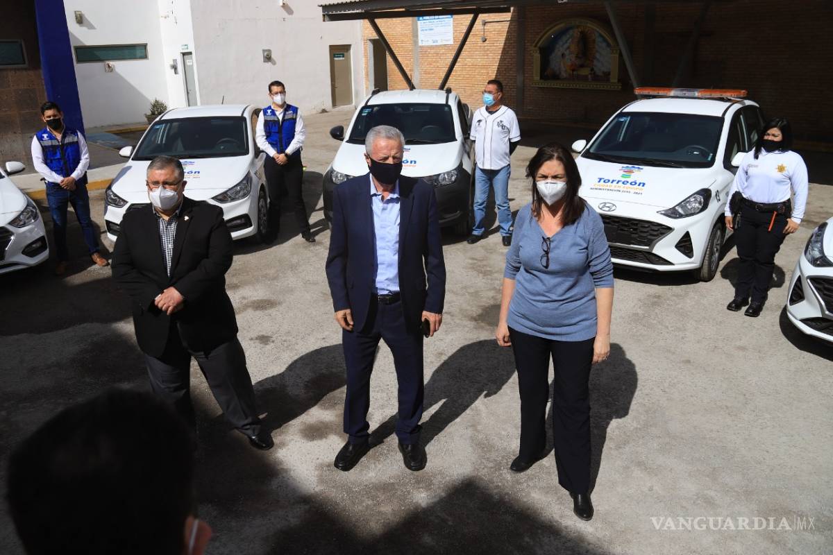 Jorge Zermeño entrega vehículos nuevos a diferentes dependencias de Torreón