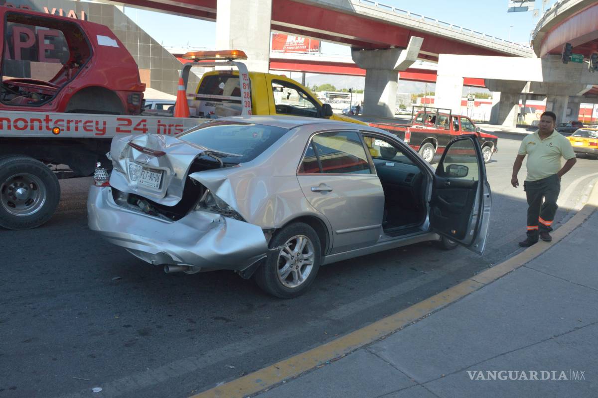 Le falla el cálculoa chofer de camión y pega por alcance en Saltillo