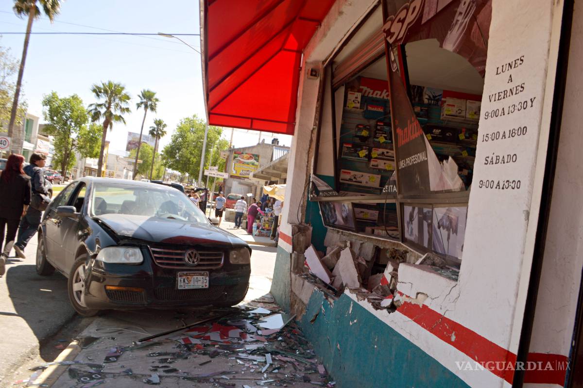 Joven se estrella contra negocio por ir a exceso de velocidad, en Saltillo