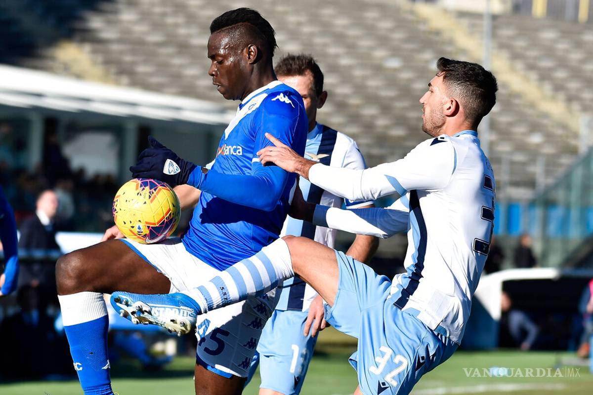 Detienen el Brescia ante Lazio por cánticos racistas a Mario Balotelli
