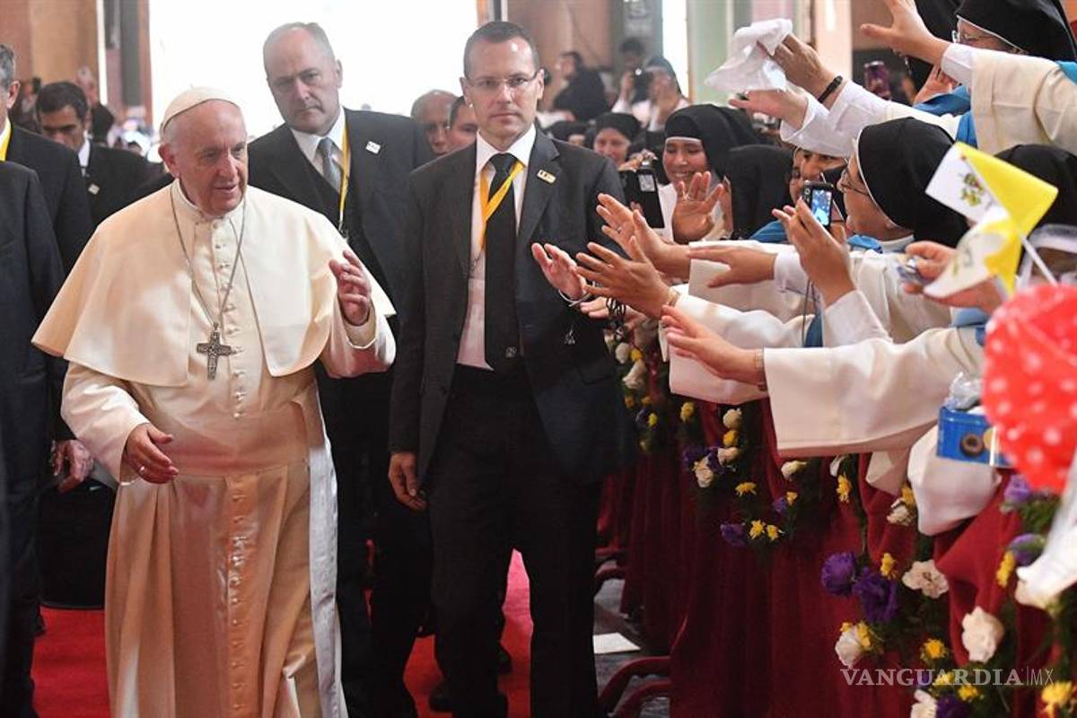 El Papa dice a obispos que no tengan miedo a denunciar abusos contra la gente