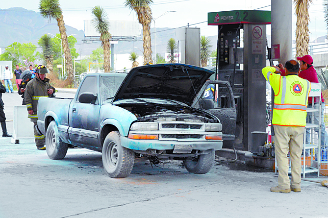 Se incendia camioneta en gasolinera de Saltillo