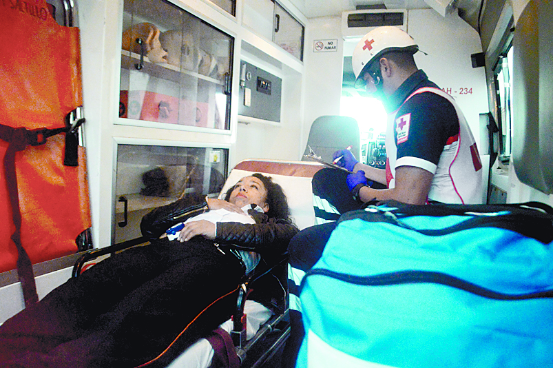 $!En Saltillo, quita paso a taxista; le embiste su carro