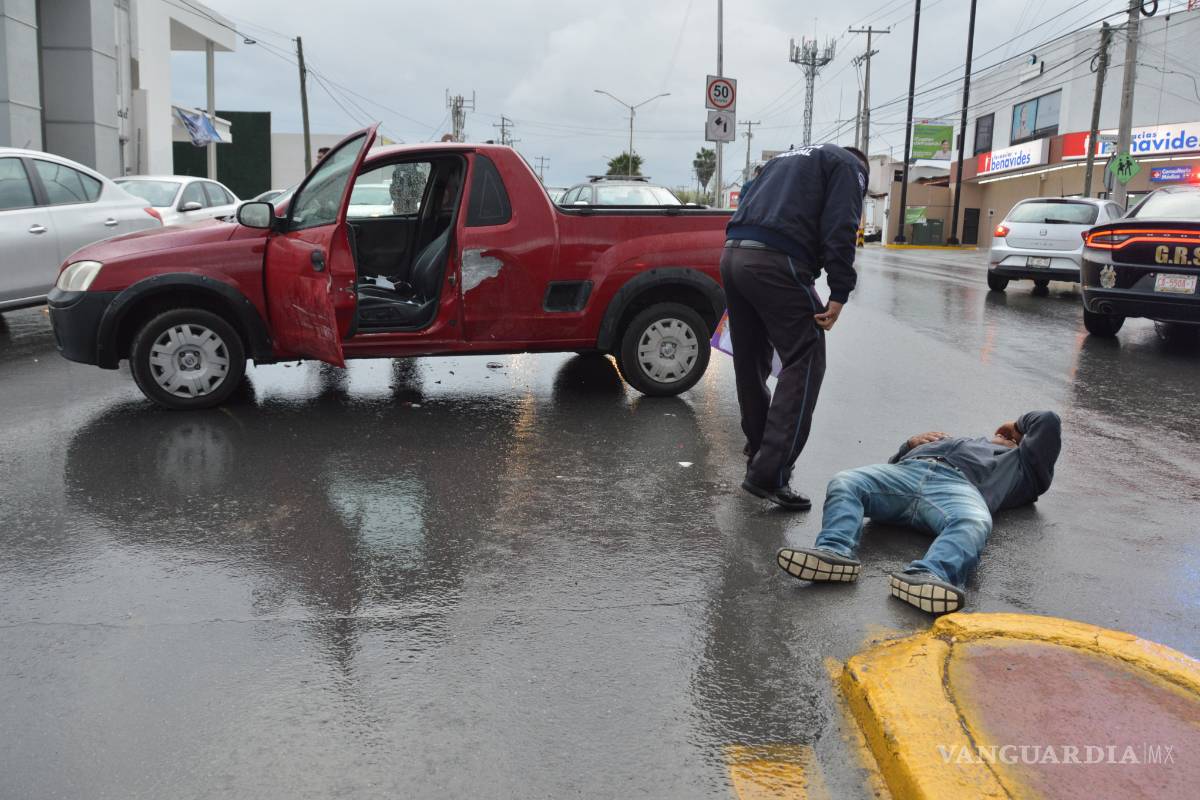 Choca y lo arrolla su auto