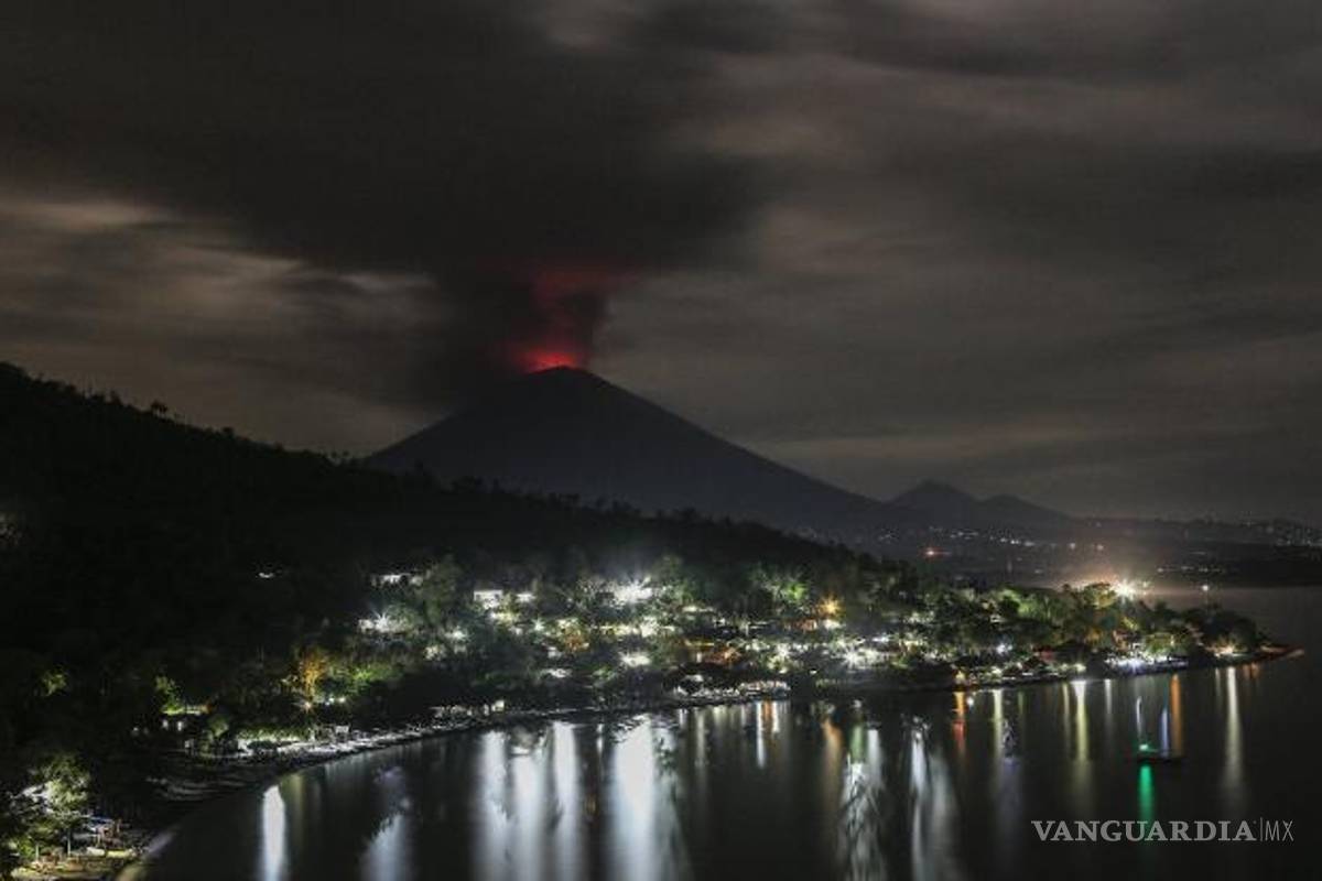 Cien mil evacuados por la inminente erupción del volcán Agung en Bali