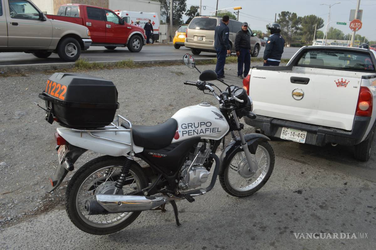 Motociclista derrapa por mancha de aceite en Saltillo