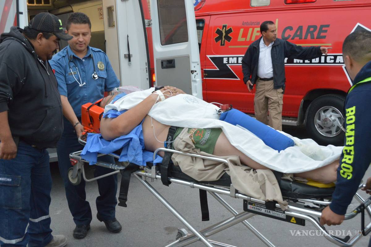 Choca camión de personal en la autopista Saltillo-Torreón; hay 32 heridos