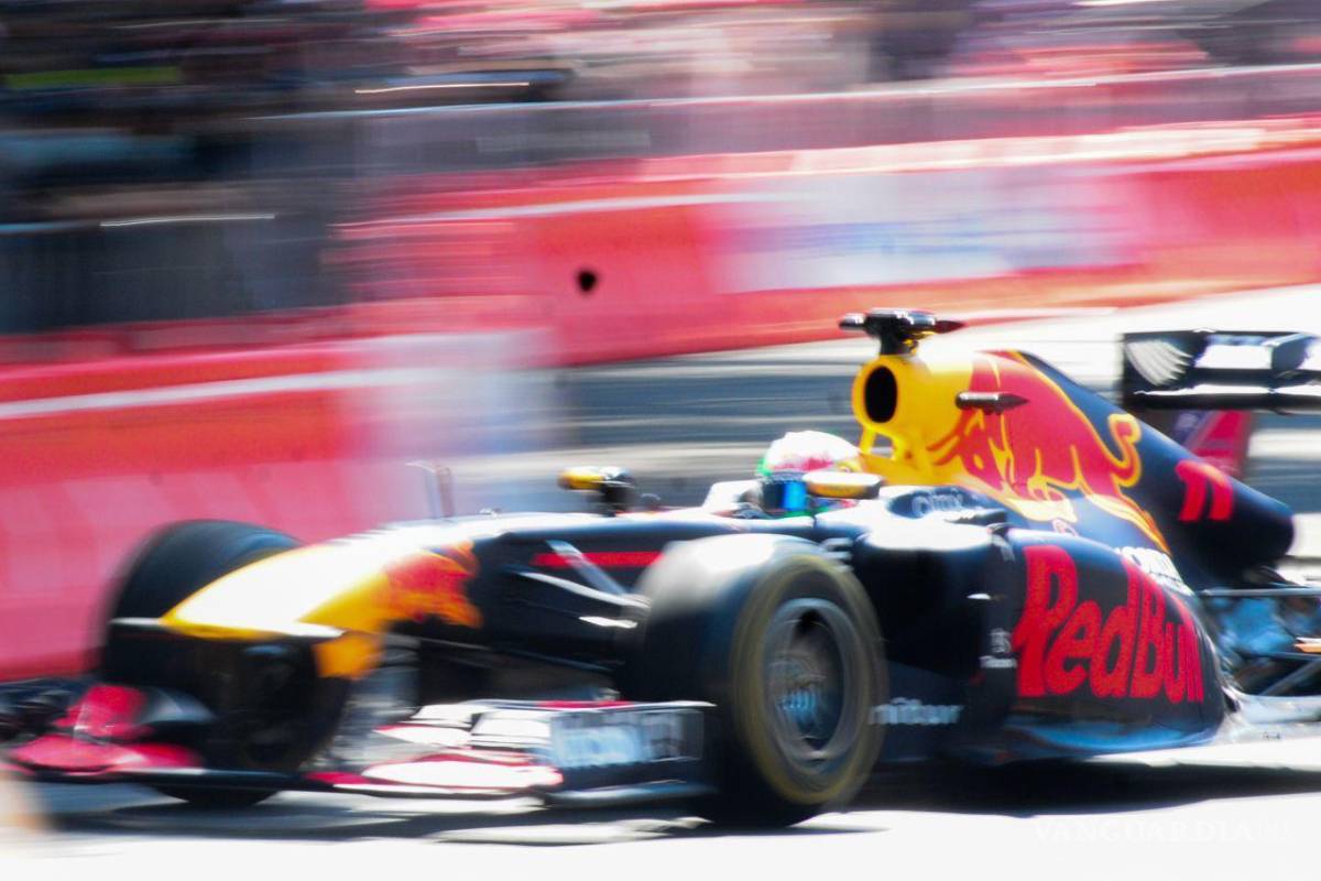 $!Sergio Checo Pérez, piloto mexicano de la Fórmula 1 participó en el Show Run organizado por Red Bull, donde ofreció a los aficionados al automovilismo deportivo tres vueltas sobre Paseo de la Reforma abordo de su monoplaza RV7. Cuartoscuro/Daniel Augusto