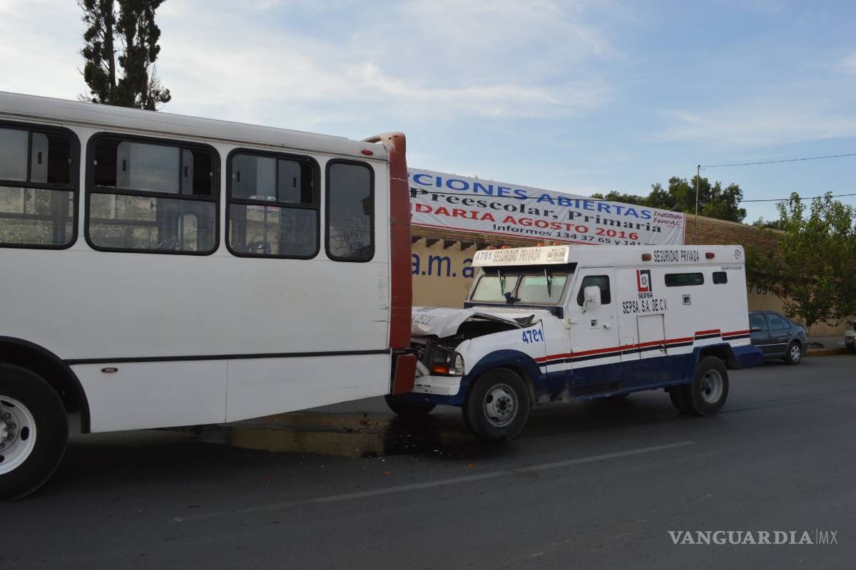 Estrella camioneta contra camión de ruta en Saltillo
