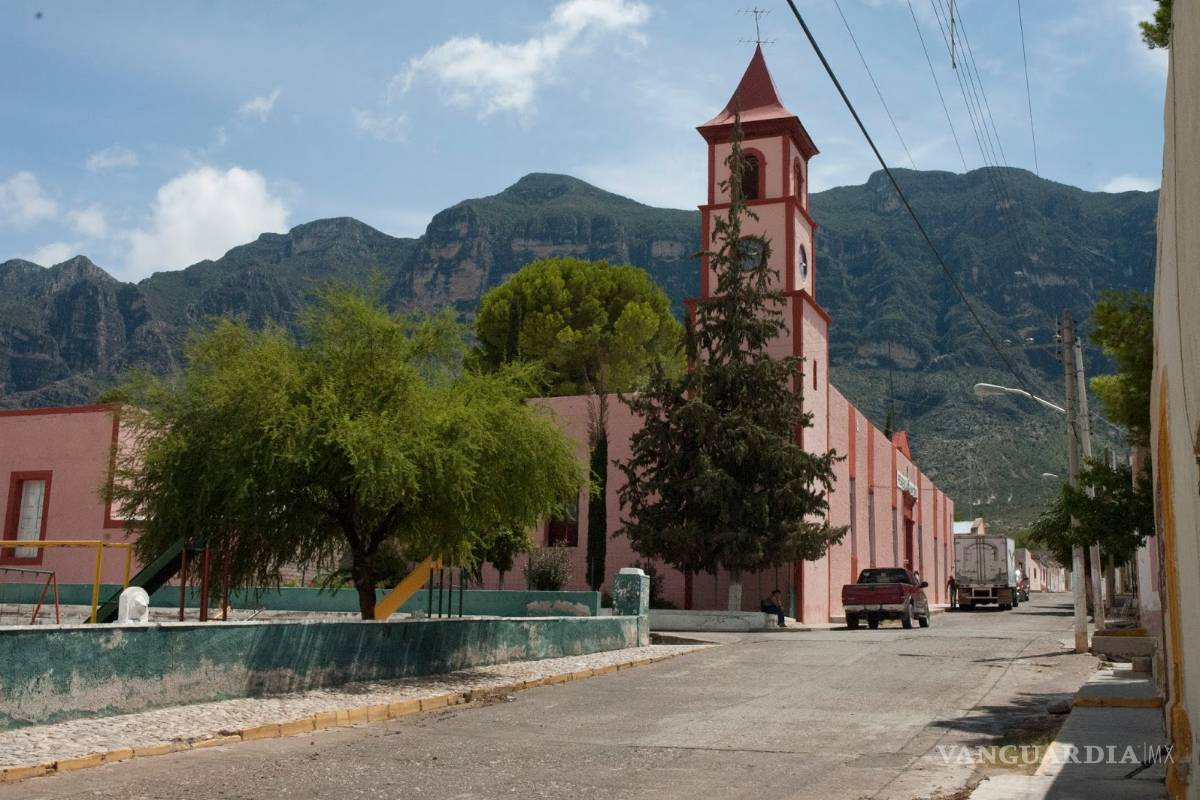 Cierran iglesia por brote de COVID en Sierra Mojada, entierran a 8 en una semana