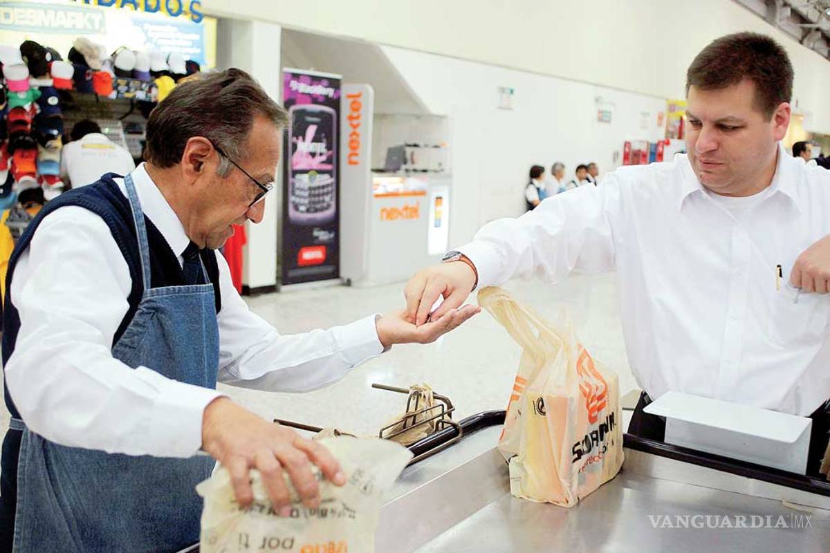 Informalidad atrapa a ancianos; la necesidad los lleva a trabajar