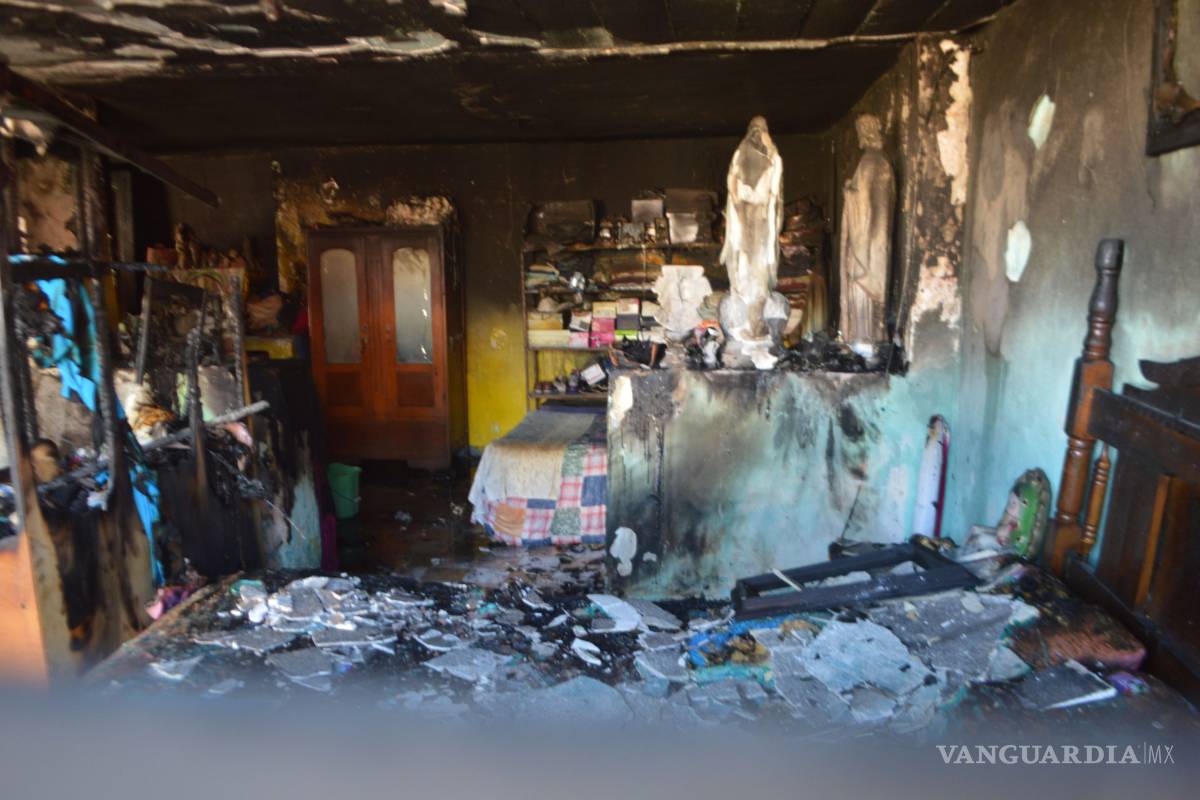 Cae cirio y deja en la calle a mujer de Saltillo