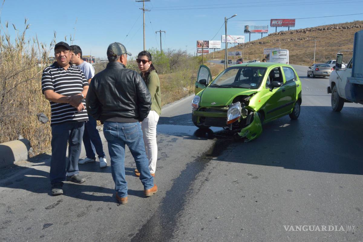 Pierde el control y casi vuela a arroyo