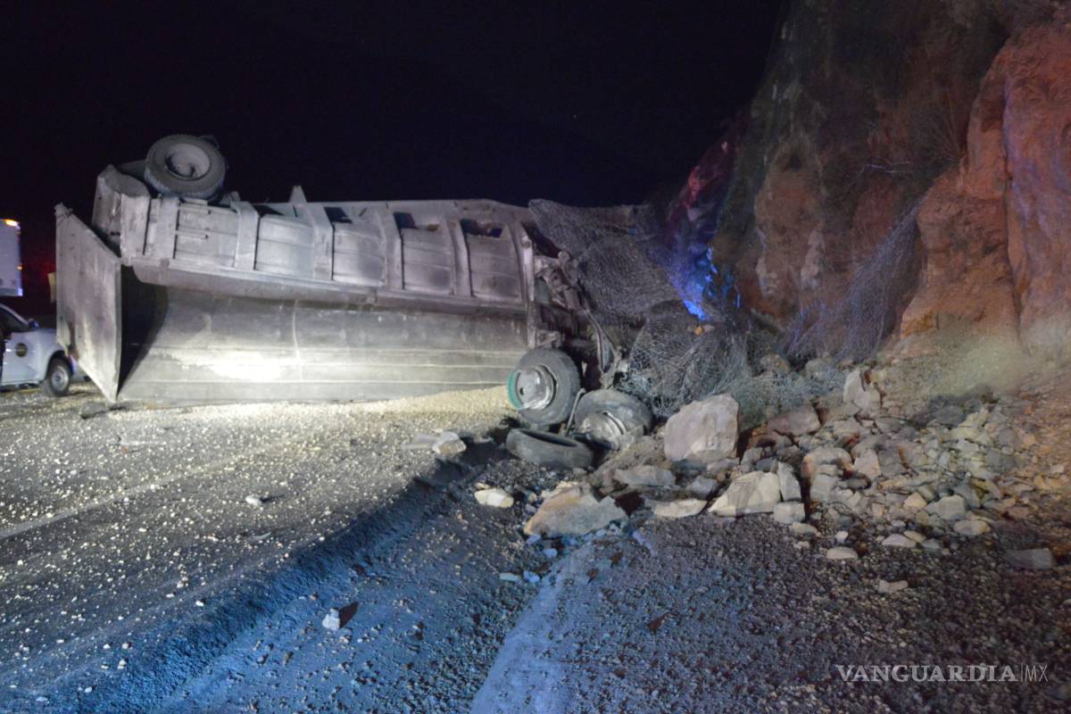 Trailero vuelca en Arteaga; dice que su hijo iba con él pero no aparece