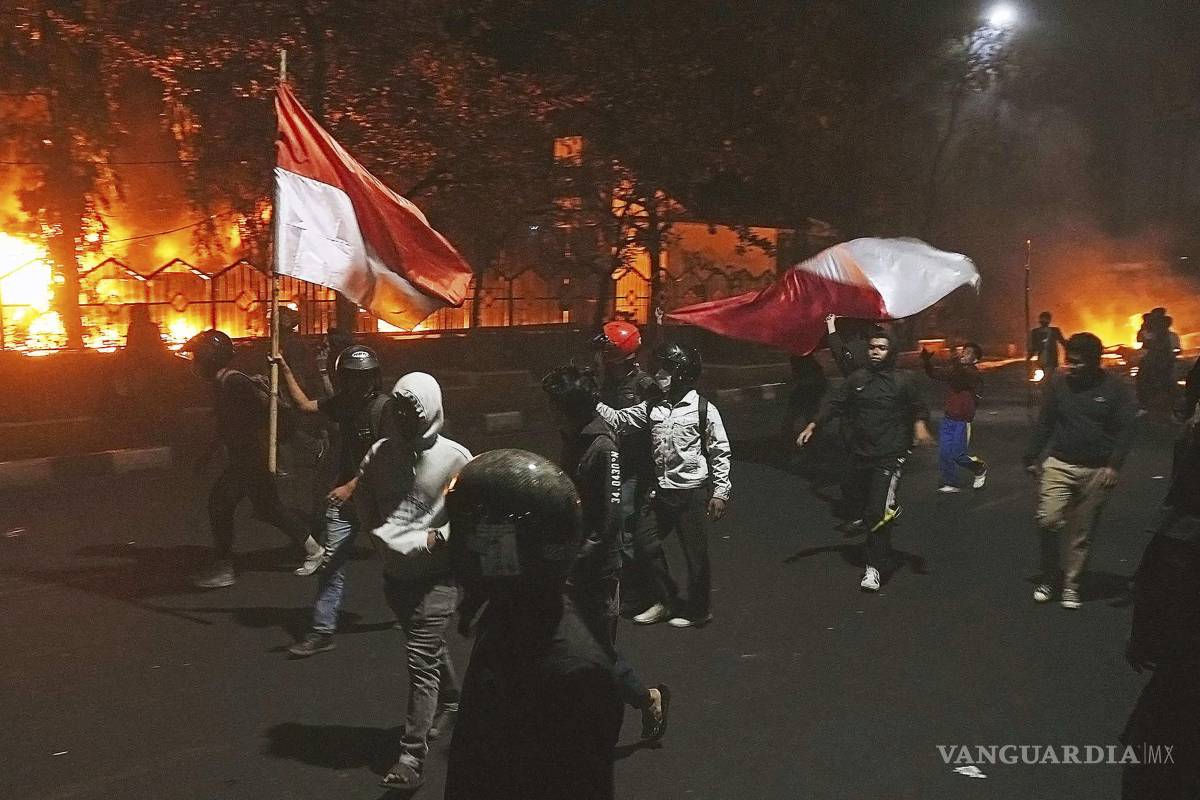 Mueren tres personas en incendio provocado en parlamento regional en Indonesia