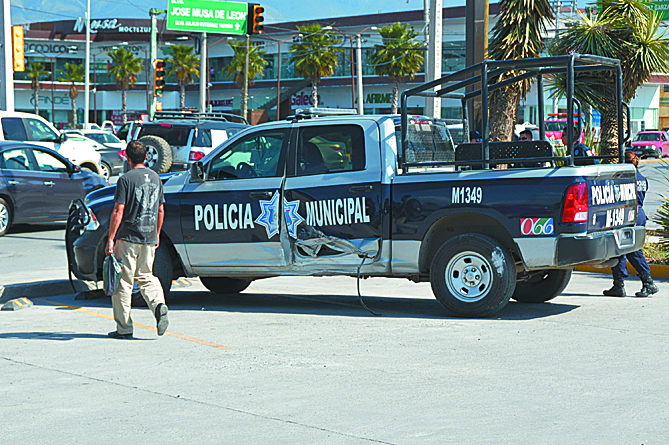 Policías de Saltillo se pasan rojo y chocan