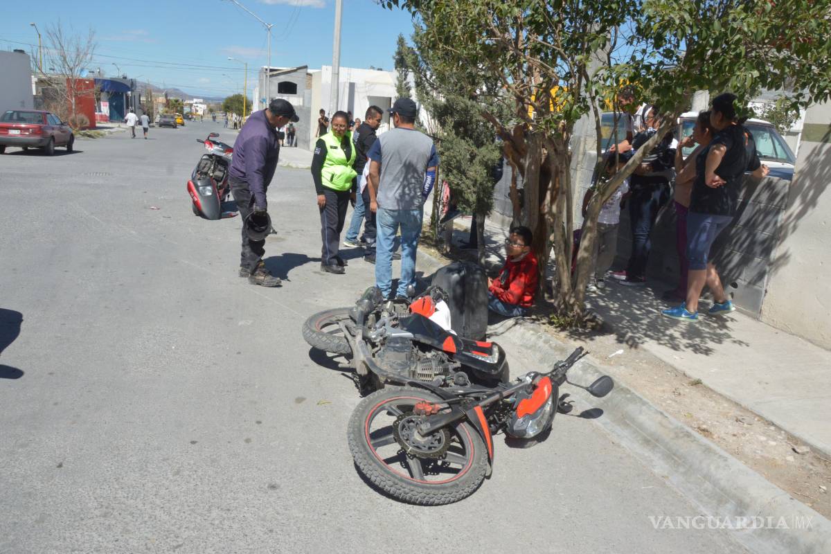 Salen volando padre e hijo por choque de motocicletas
