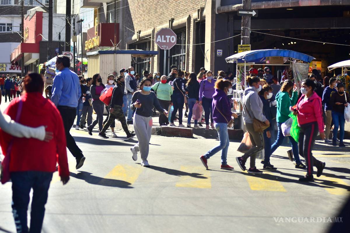 Saltillenses retan al coronavirus; salen de compras como si no existiera pandemia