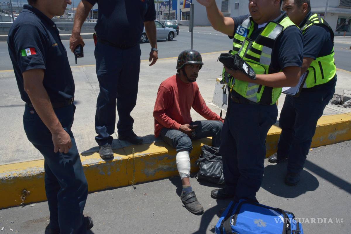 Auto manda a volar a un motociclista en Saltillo