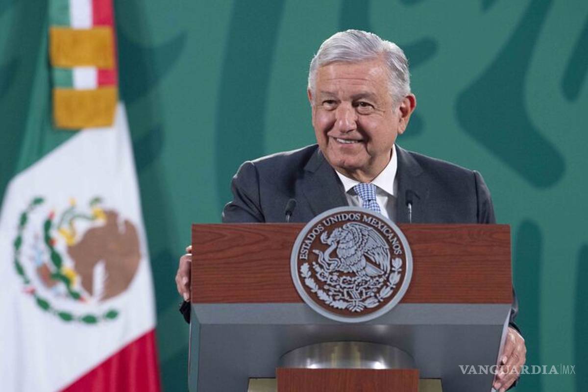'Tengan para que aprendan'... AMLO presume su video bateando y arremete contra medios