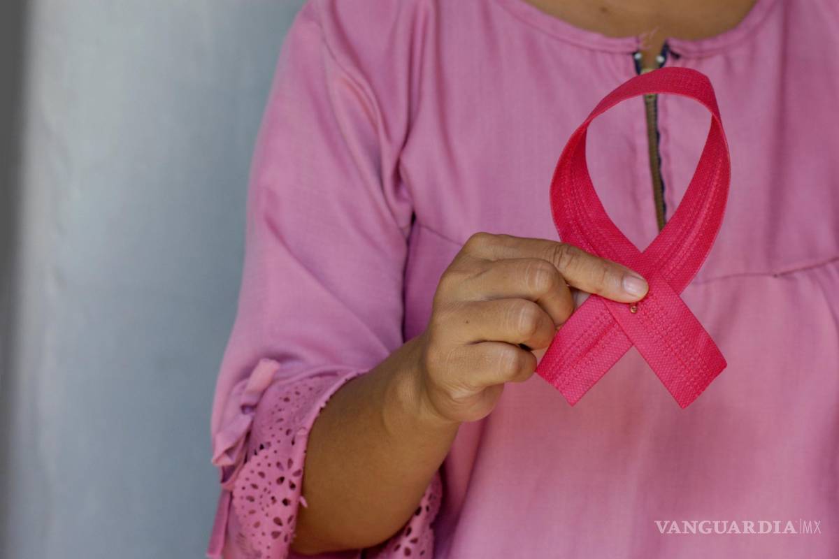 ¿Cómo hacerse un autoexamen de exploración para detectar el cáncer de mama?