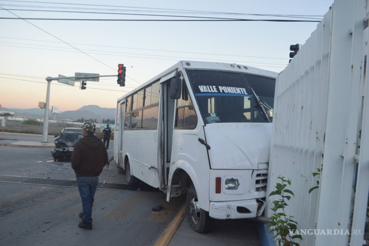 Choca camión en Ramos Arizpe y casi se mete a una refaccionaria