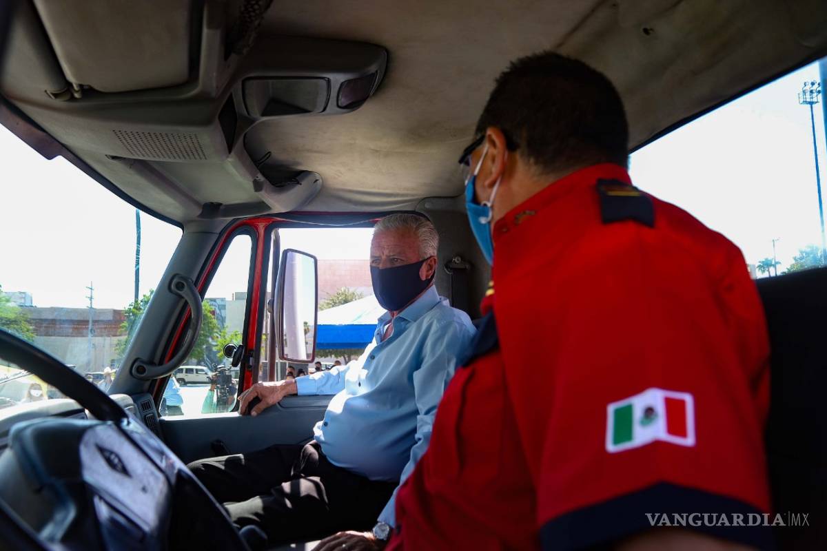 Grupo SIMSA entrega camión cisterna pipa al Cuerpo de Bomberos de Torreón