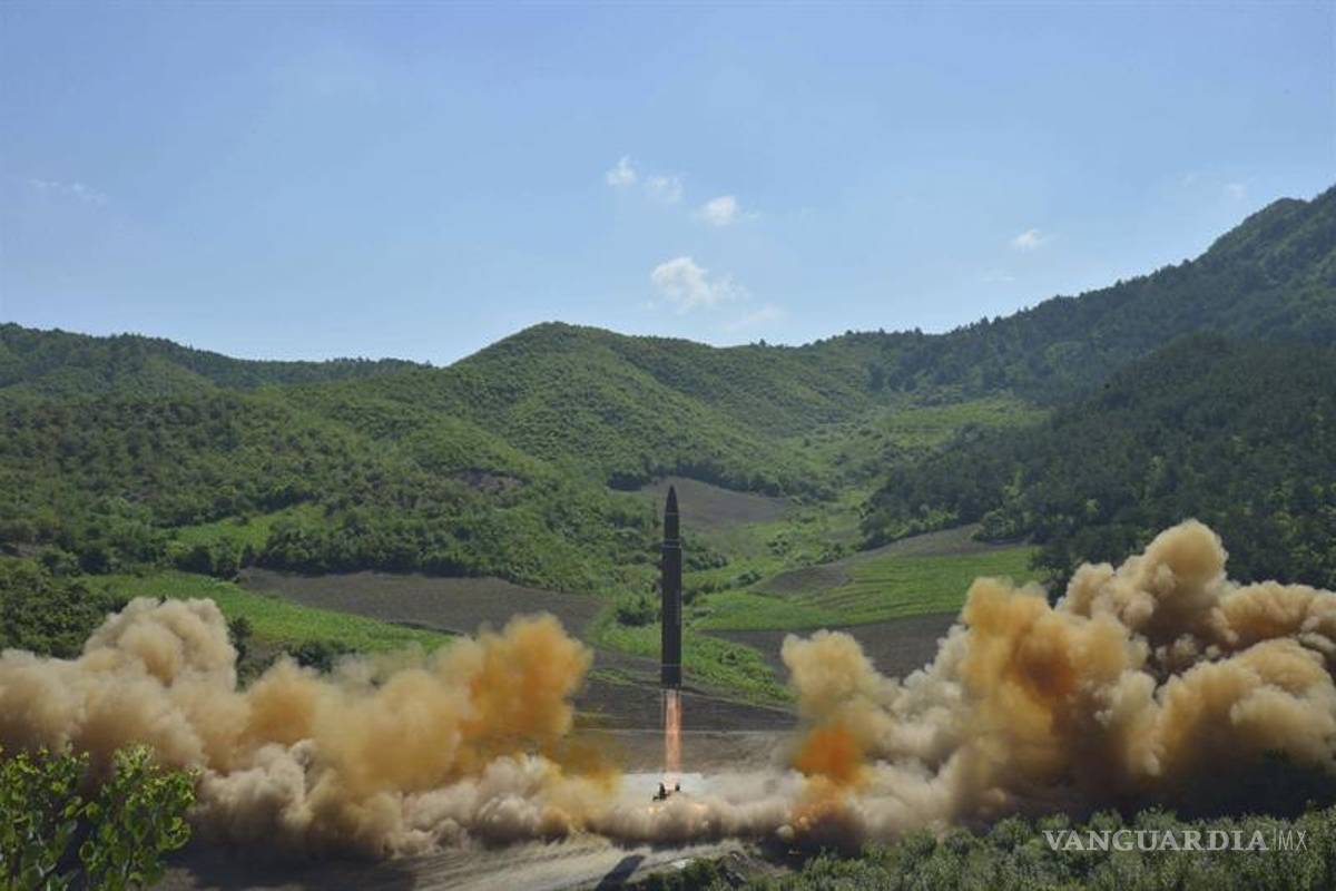 $!Misil lanzado puede transportar una "gran cabeza nuclear”: Kim Jong-un